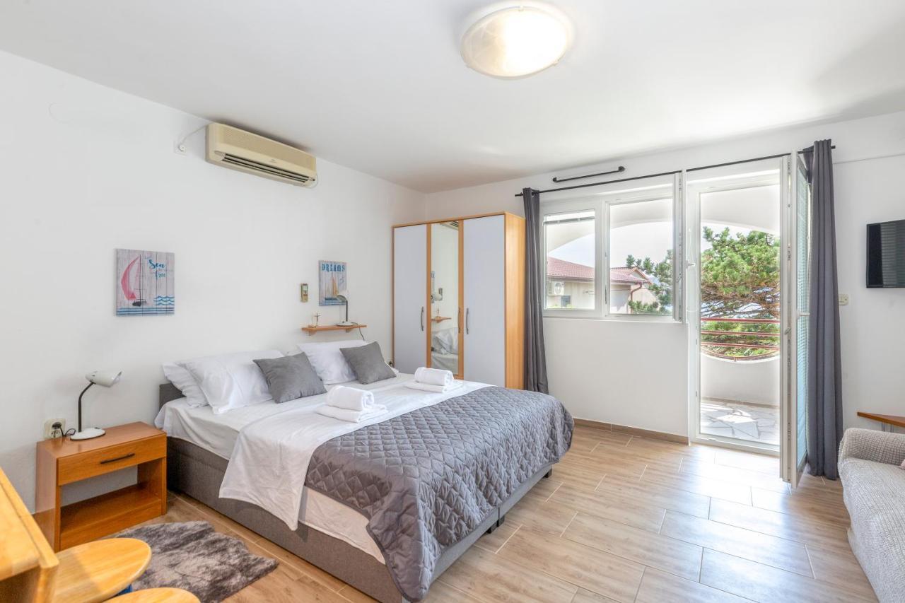 Apartmani Luky Karlobag Exterior photo