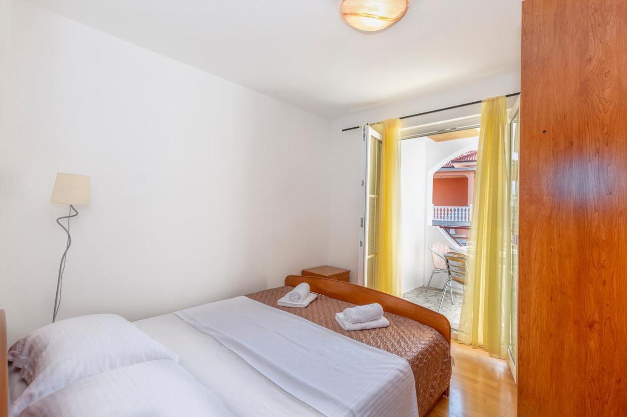 Apartmani Luky Karlobag Exterior photo