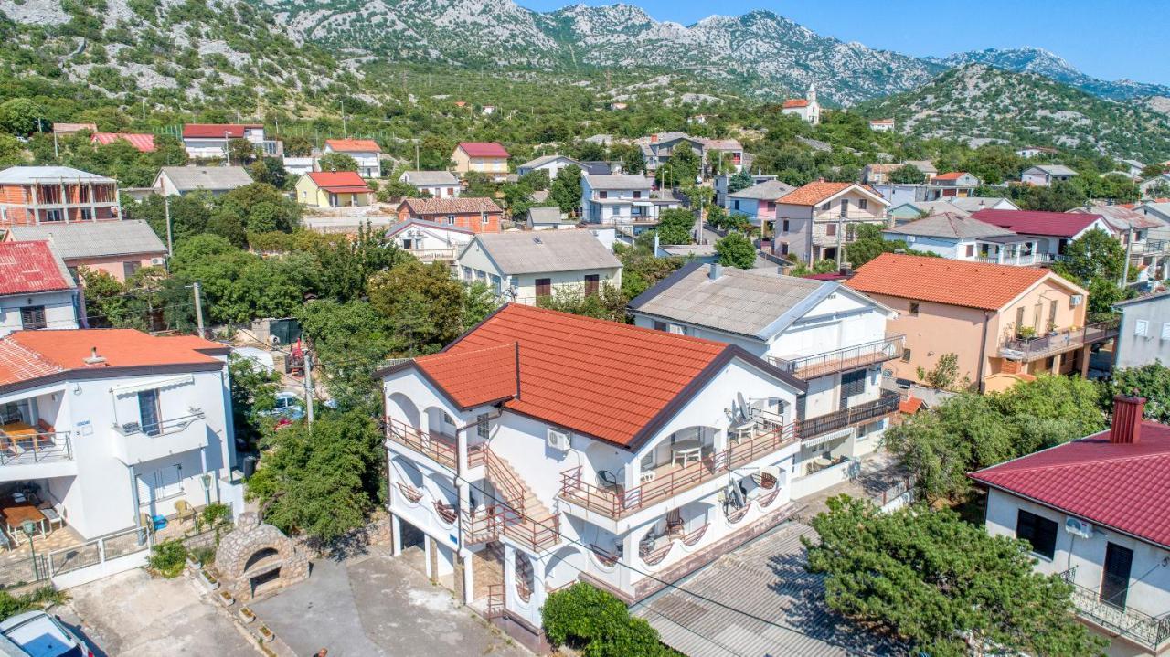 Apartmani Luky Karlobag Exterior photo