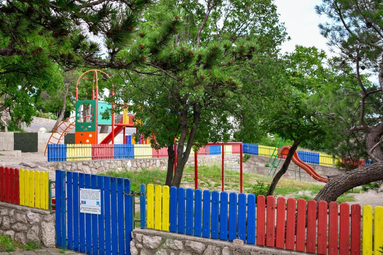 Apartmani Luky Karlobag Exterior photo